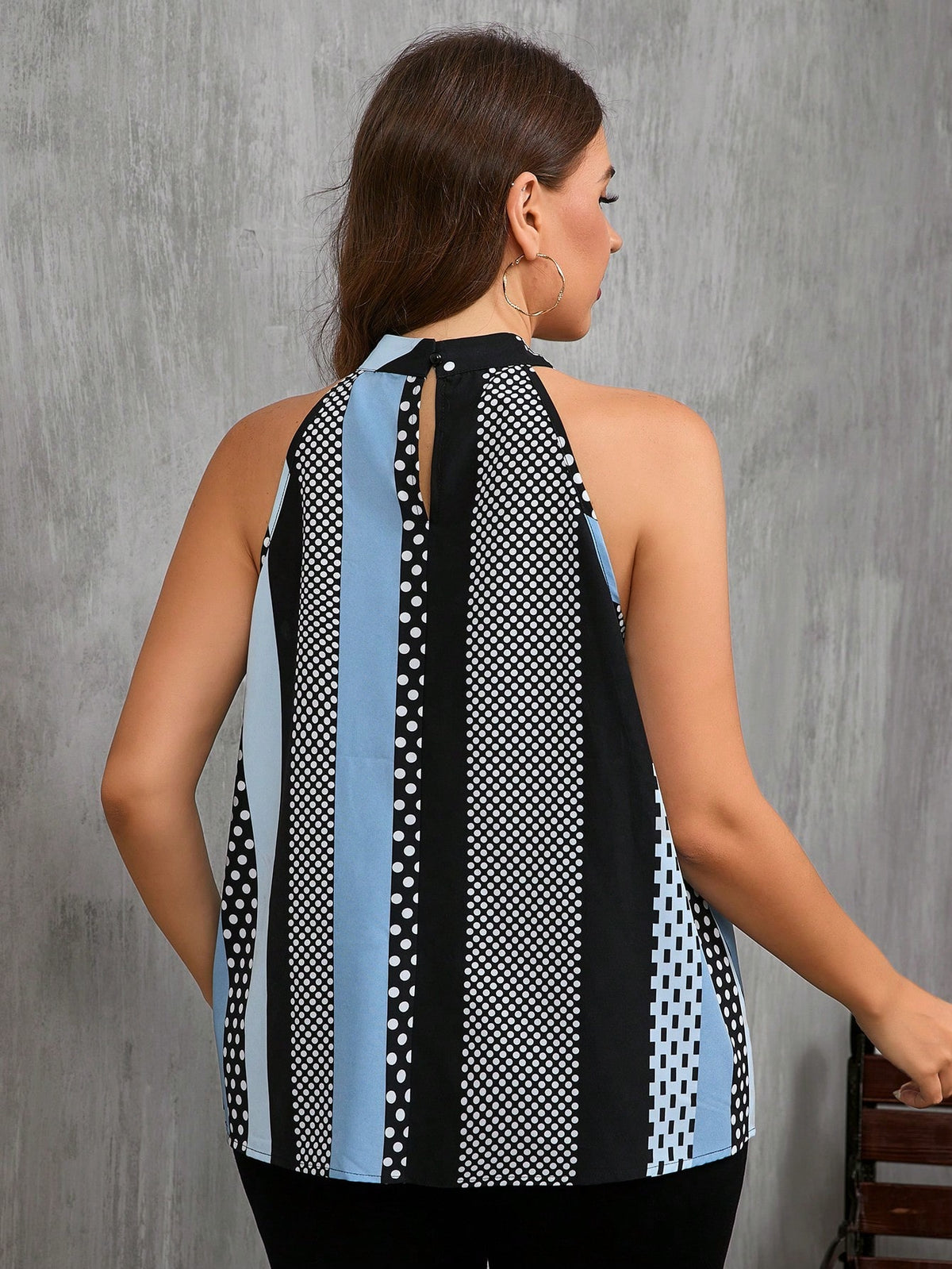 Blusa Frente Única com Ombros de Fora e Estampa de Bolinhas Contrastantes