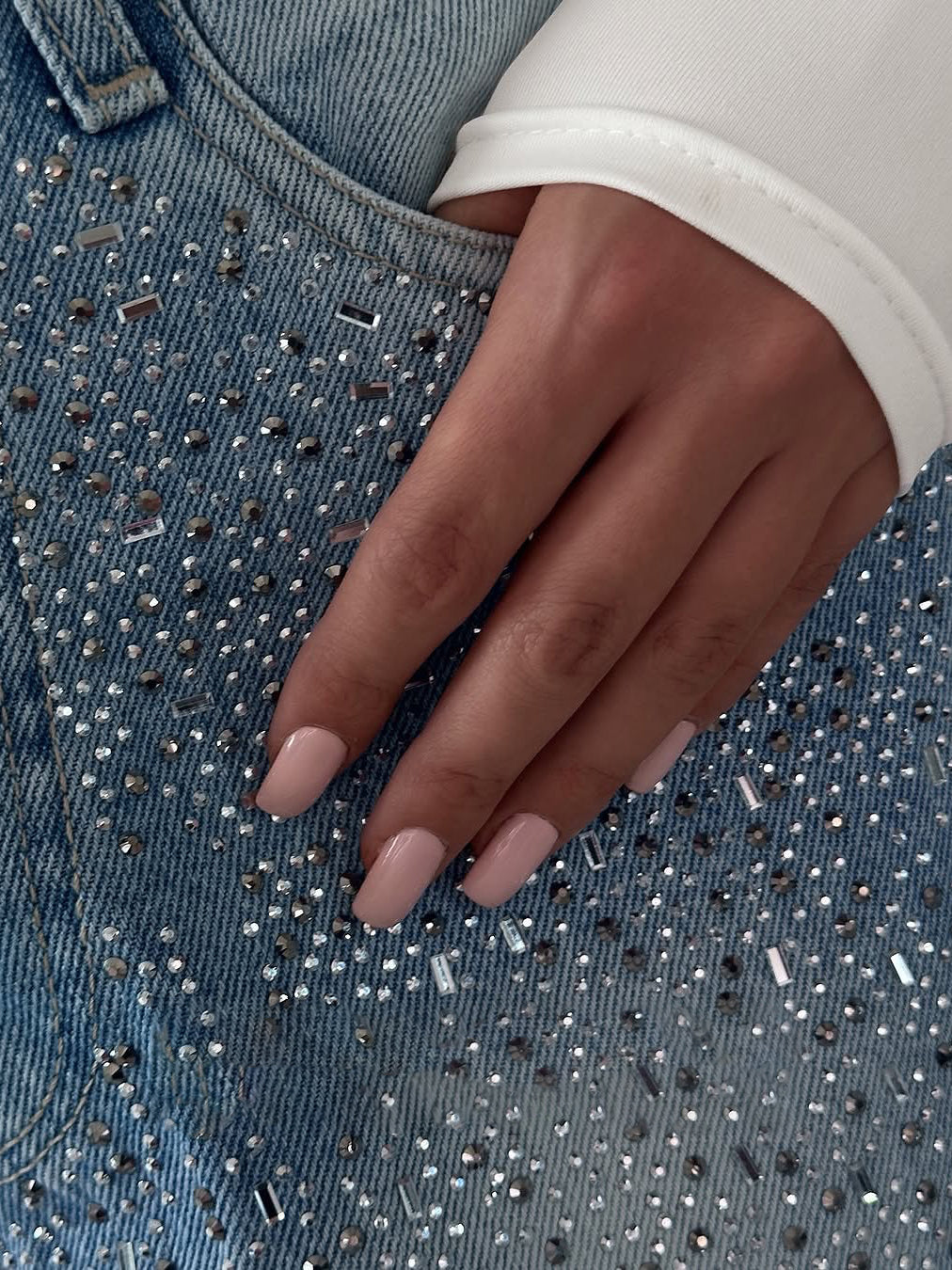 Calça Jeans com Strass Irregulares