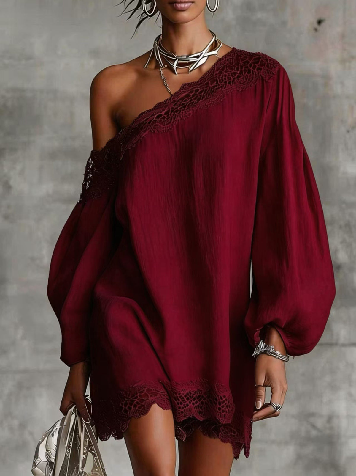 Blusa de Manga Longa com Ombros de Fora e Acabamento de Renda Lisa
