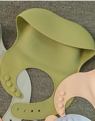 Babador de Silicone Macio e Impermeável para Bebê com Bolso Coletor de Alimentos