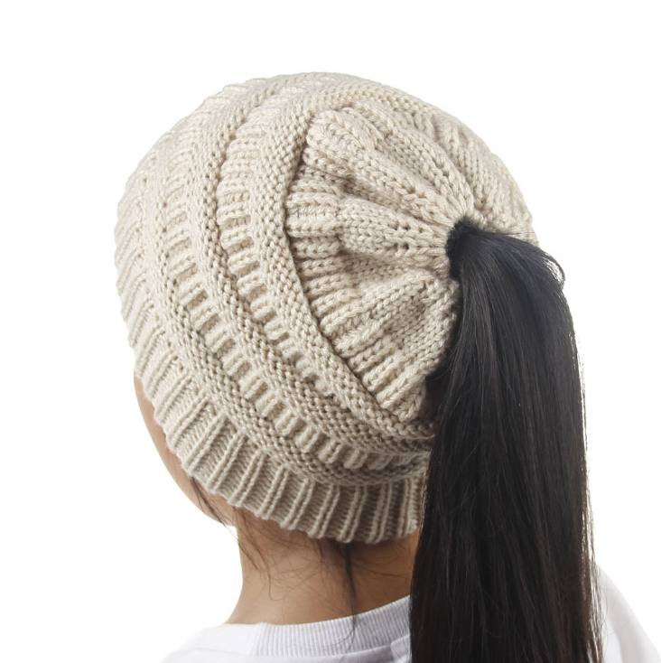 Gorro de Lã Tricotado Feminino com Abertura para Rabo de Cavalo