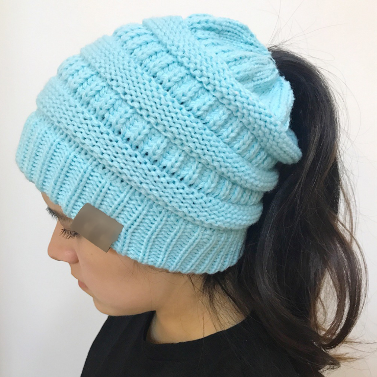 Gorro de Lã Tricotado Feminino com Abertura para Rabo de Cavalo