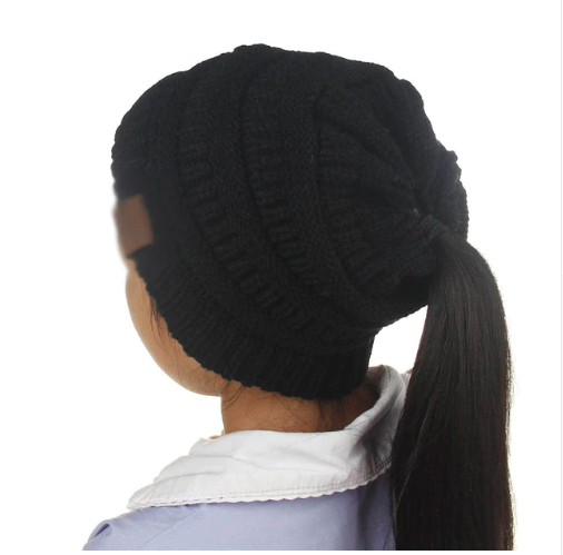 Gorro de Lã Tricotado Feminino com Abertura para Rabo de Cavalo