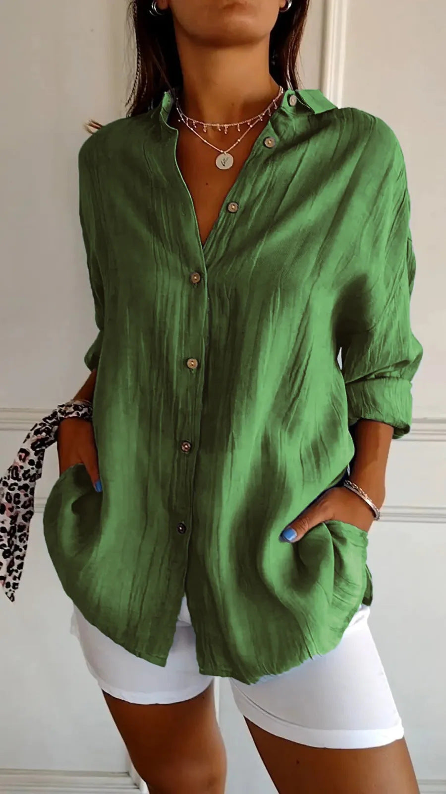 Camisa de Manga Longa com Lapela e Pregas Abotoada Feminina