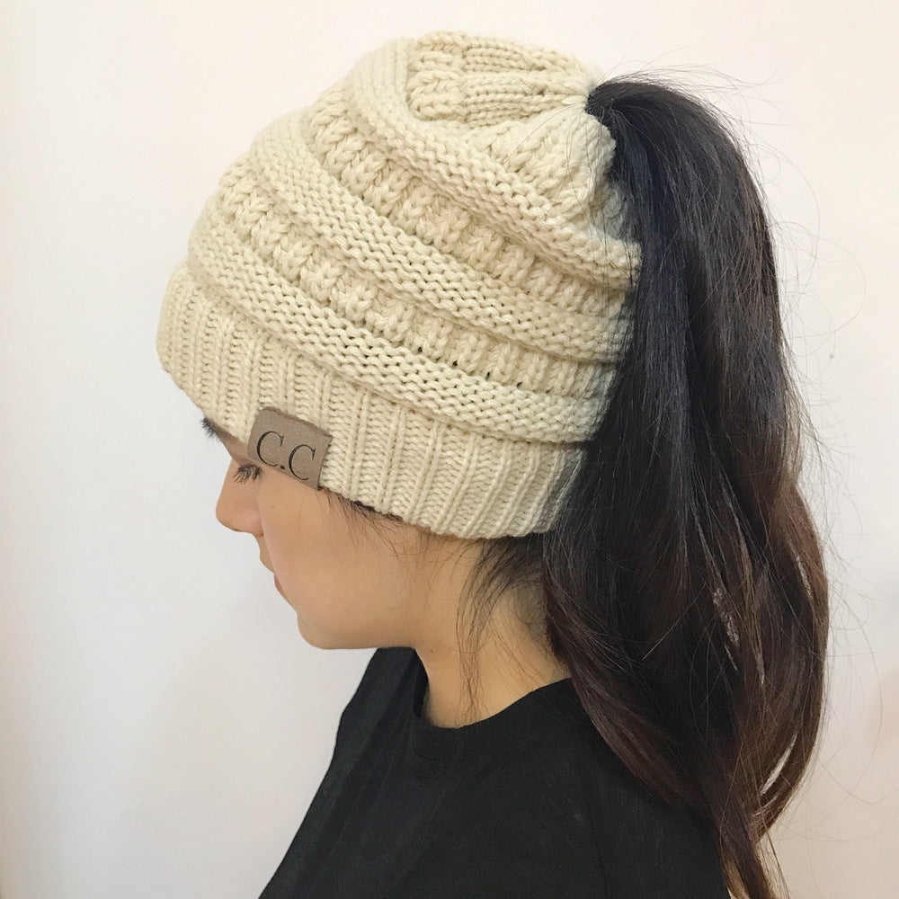 Gorro de Lã Tricotado Feminino com Abertura para Rabo de Cavalo