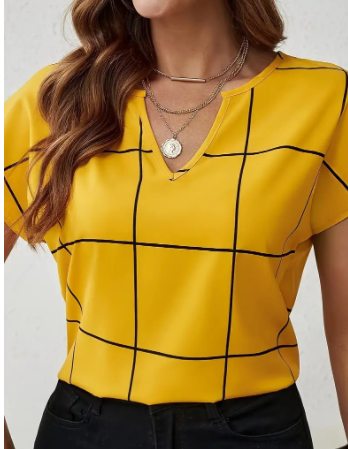 Blusa de Manga Curta com Estampa Xadrez e Decote Entalhado - Primavera e Verão