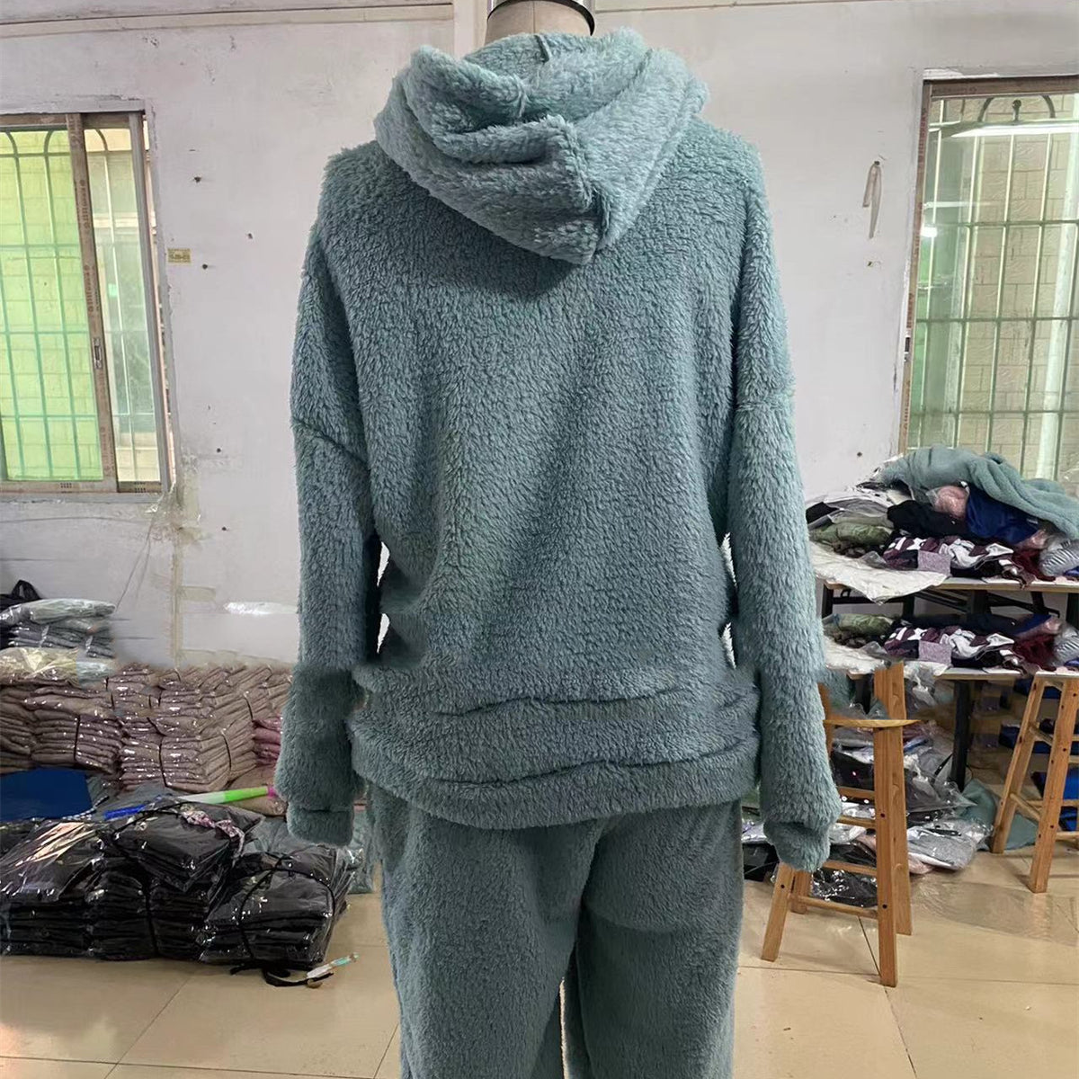 Conjunto Casual com Capuz de Fleece, Manga Longa e Calça com Bolsos
