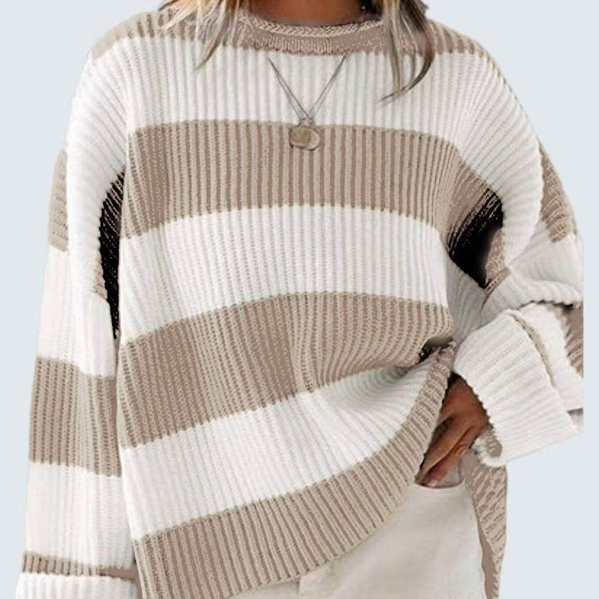 Blusa de Tricô Solta Listrada com Manga Morcego e Gola Redonda Feminina