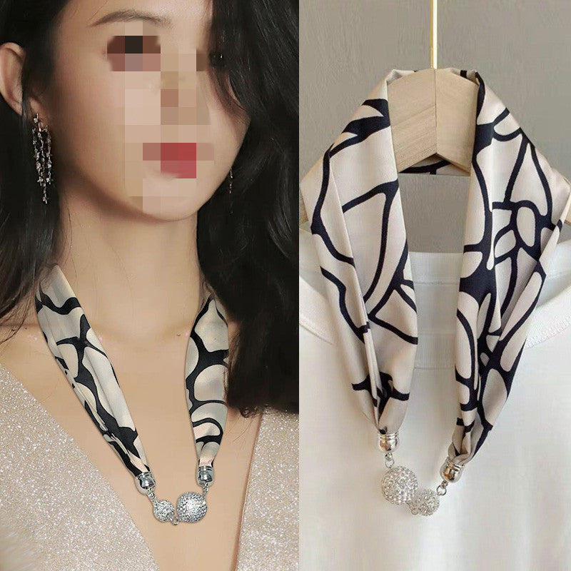 Lenço de Seda com Fecho Magnético e Colar de Pérolas