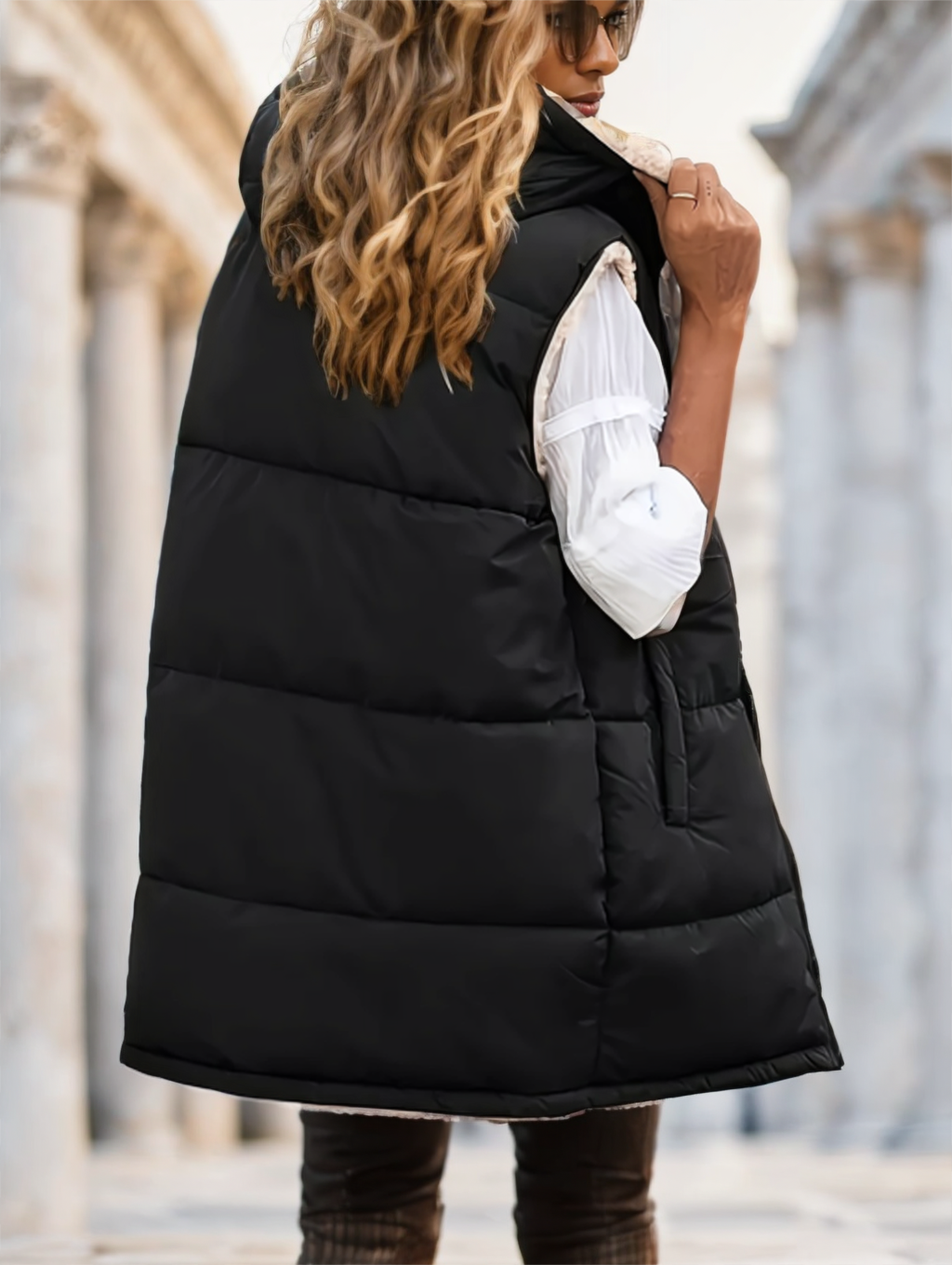 Colete Elegante Reversível com Capuz e Detalhe de Pelo Sintético