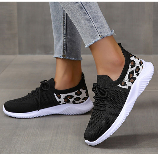 Tênis Branco Feminino Estampa de Leopardo com Cadarço, Esportivo